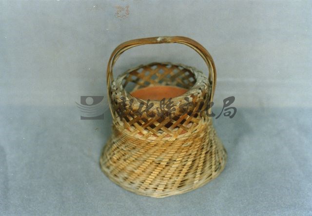 作品(竹提籃暖爐)的圖檔，共2張