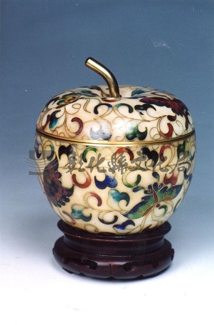 作品(稻絲琺瑯蘋果形容器)的圖檔，共1張