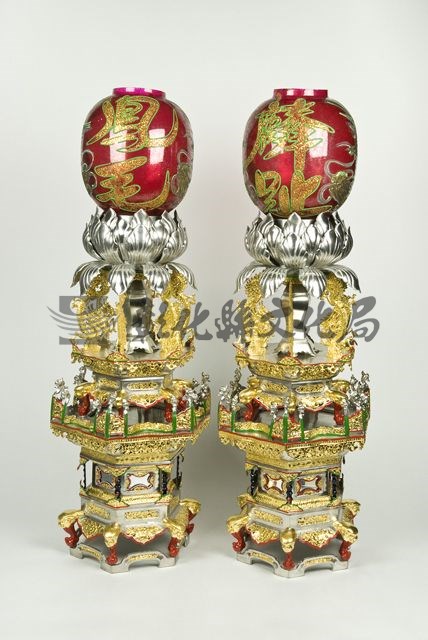 作品(閩式鏤空貼金柑燈)的圖檔，共2張