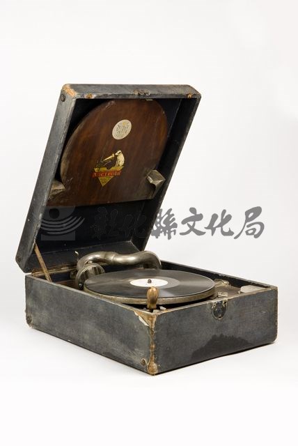 作品(提箱式留聲機)的圖檔，共2張