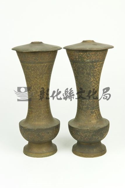 作品(銅胎內填琺瑯瓶式燭臺一對)的圖檔，共2張