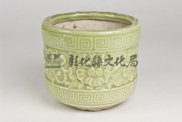 作品(青瓷剔花香爐)的圖檔，共2張