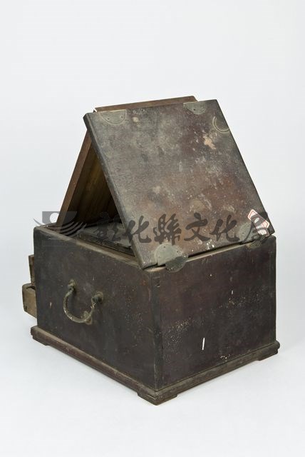 作品(梳妝箱)的圖檔，共2張